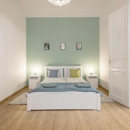Stylish & 2br *