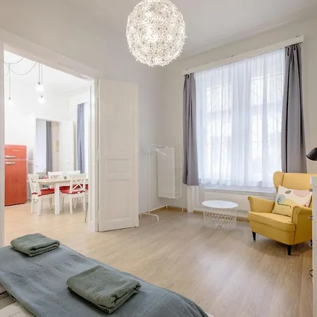 Apartment Stylish & 2br Budapest